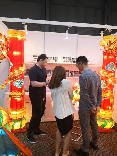 匠心点亮中国年 探访江苏春节花灯工厂与合成材料创新应用